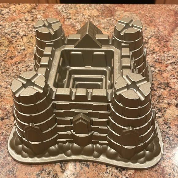 Castle cake pan - Picture 2 of 2